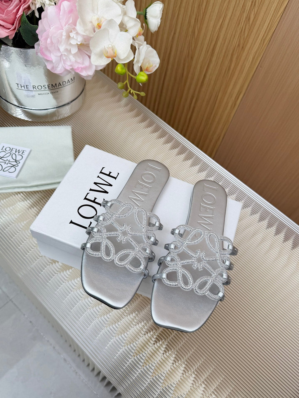 LOEWE 26S FLAT SANDALS IN SILVER CALFSKIN WITH CRYSTALS
