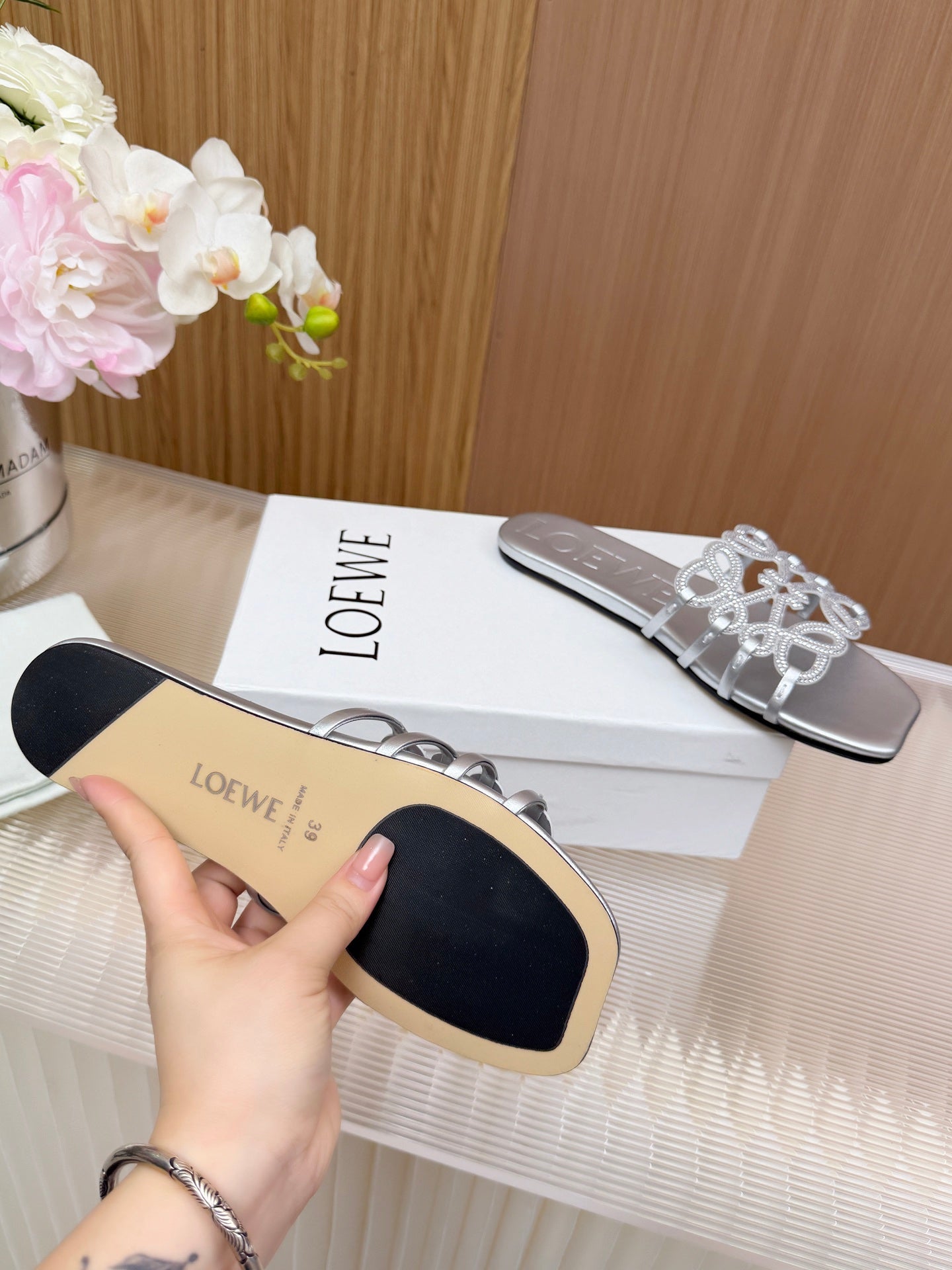 LOEWE 26S FLAT SANDALS IN SILVER CALFSKIN WITH CRYSTALS