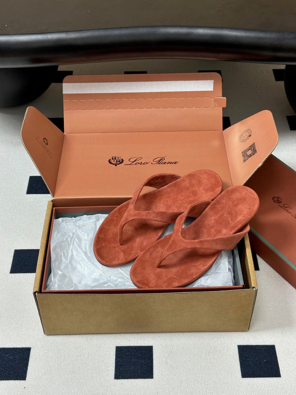 LP 26S THONG SANDALS IN BRICK RED SUEDE