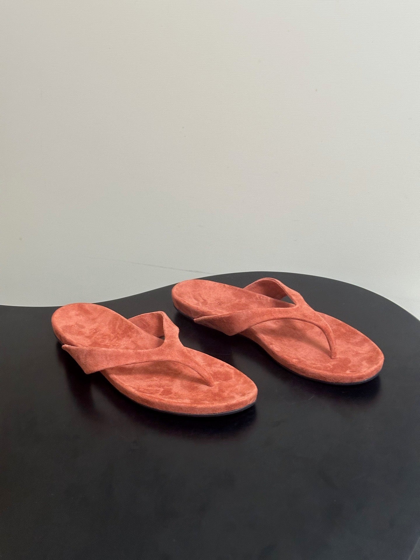 LP 26S THONG SANDALS IN BRICK RED SUEDE