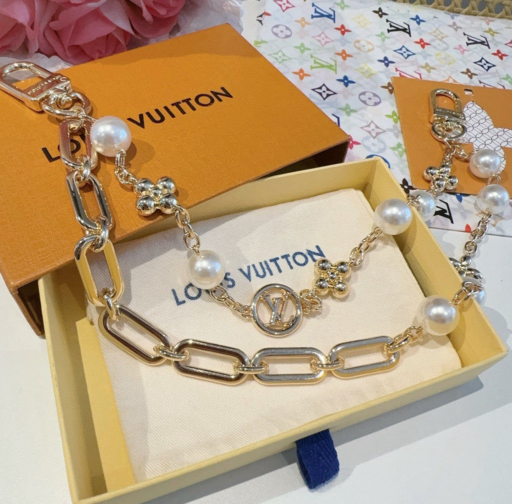 GOLD-TONE BAG CHAIN WITH PEARL DETAILS AND A LOGO CHARM