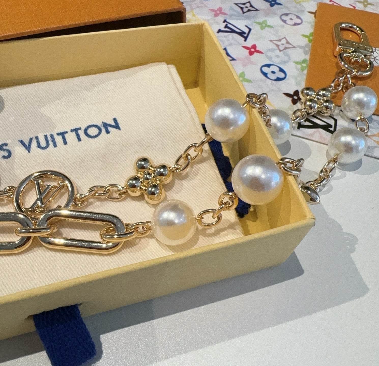 GOLD-TONE BAG CHAIN WITH PEARL DETAILS AND A LOGO CHARM