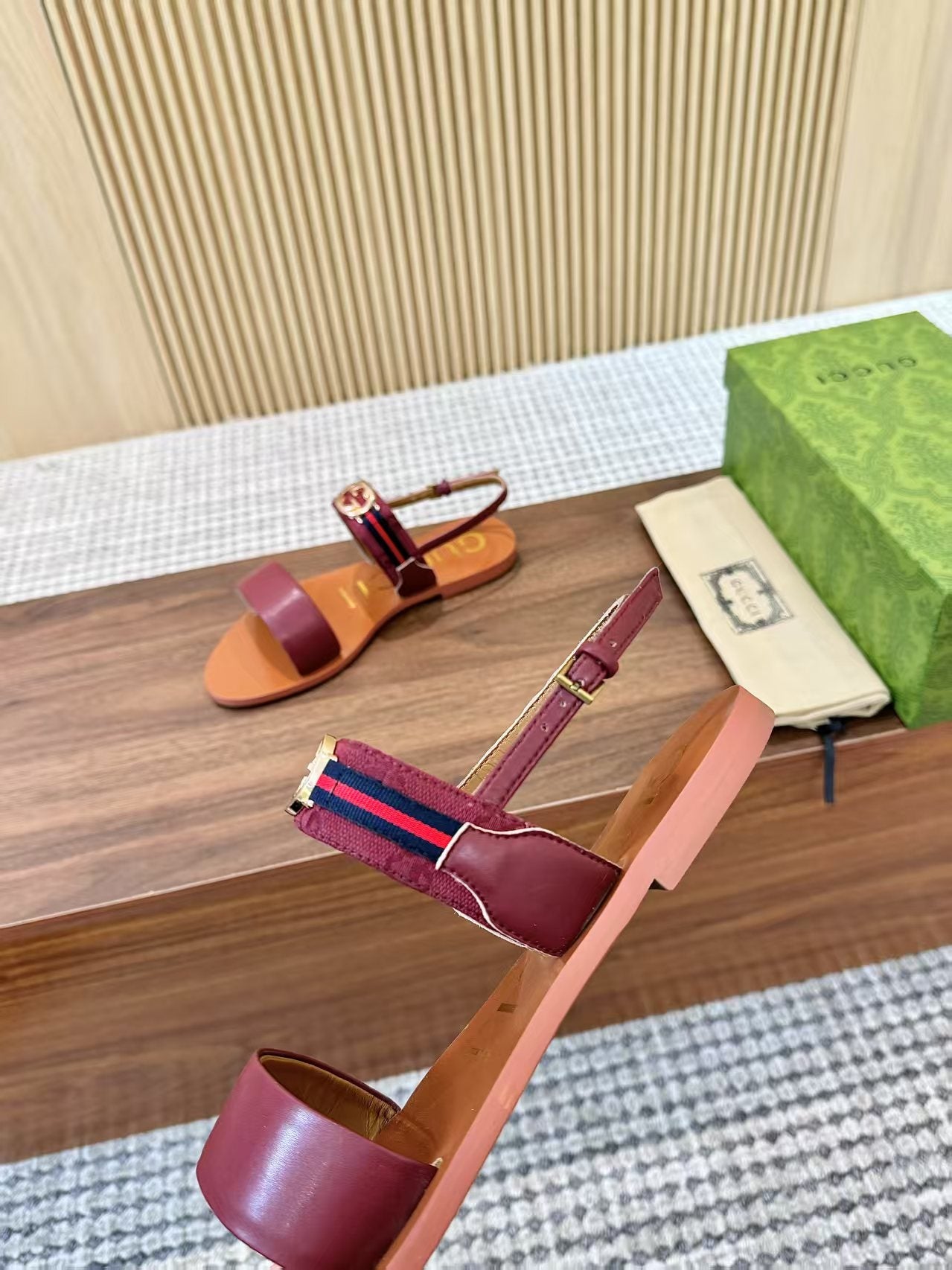 GUCCI 26S STRAP FLAT SANDALS IN BURGUNDY RED CALFSKIN GOLD HARDWARE