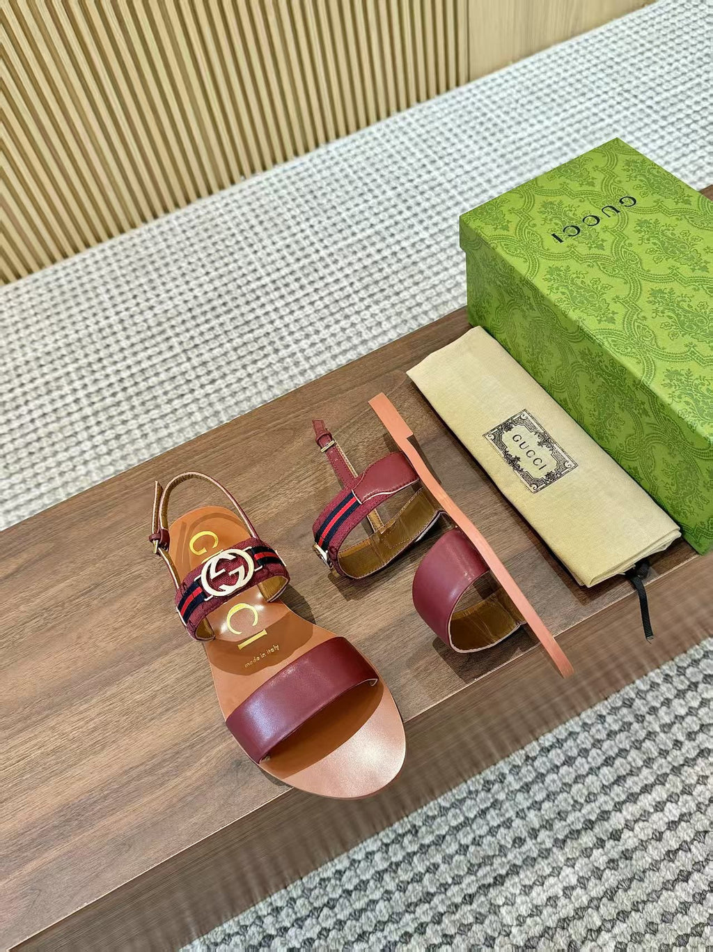 GUCCI 26S STRAP FLAT SANDALS IN BURGUNDY RED CALFSKIN GOLD HARDWARE