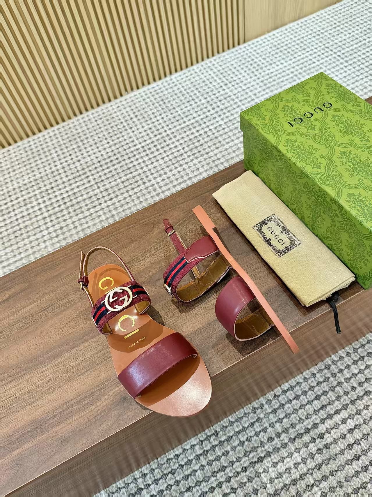 GUCCI 26S STRAP FLAT SANDALS IN BURGUNDY RED CALFSKIN GOLD HARDWARE