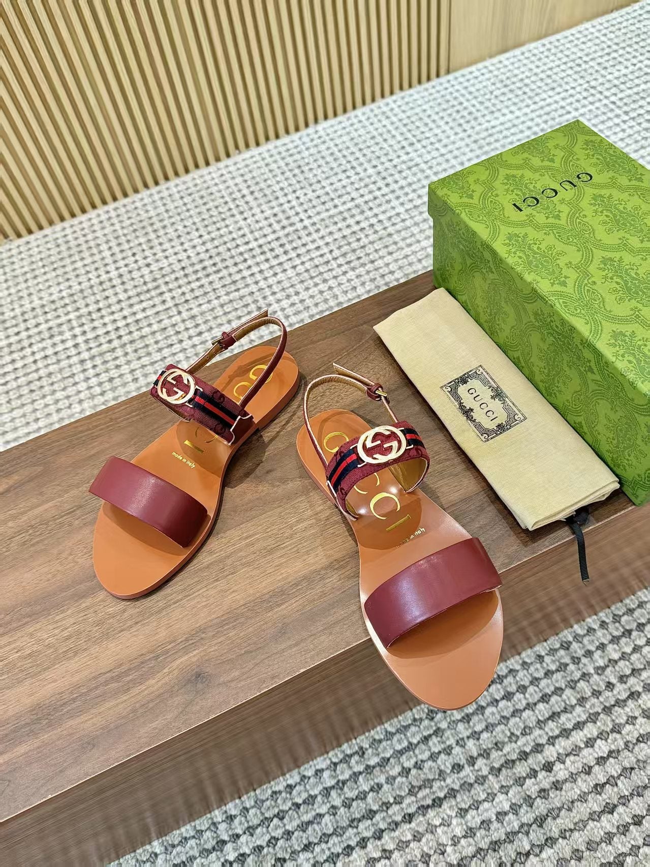GUCCI 26S STRAP FLAT SANDALS IN BURGUNDY RED CALFSKIN GOLD HARDWARE