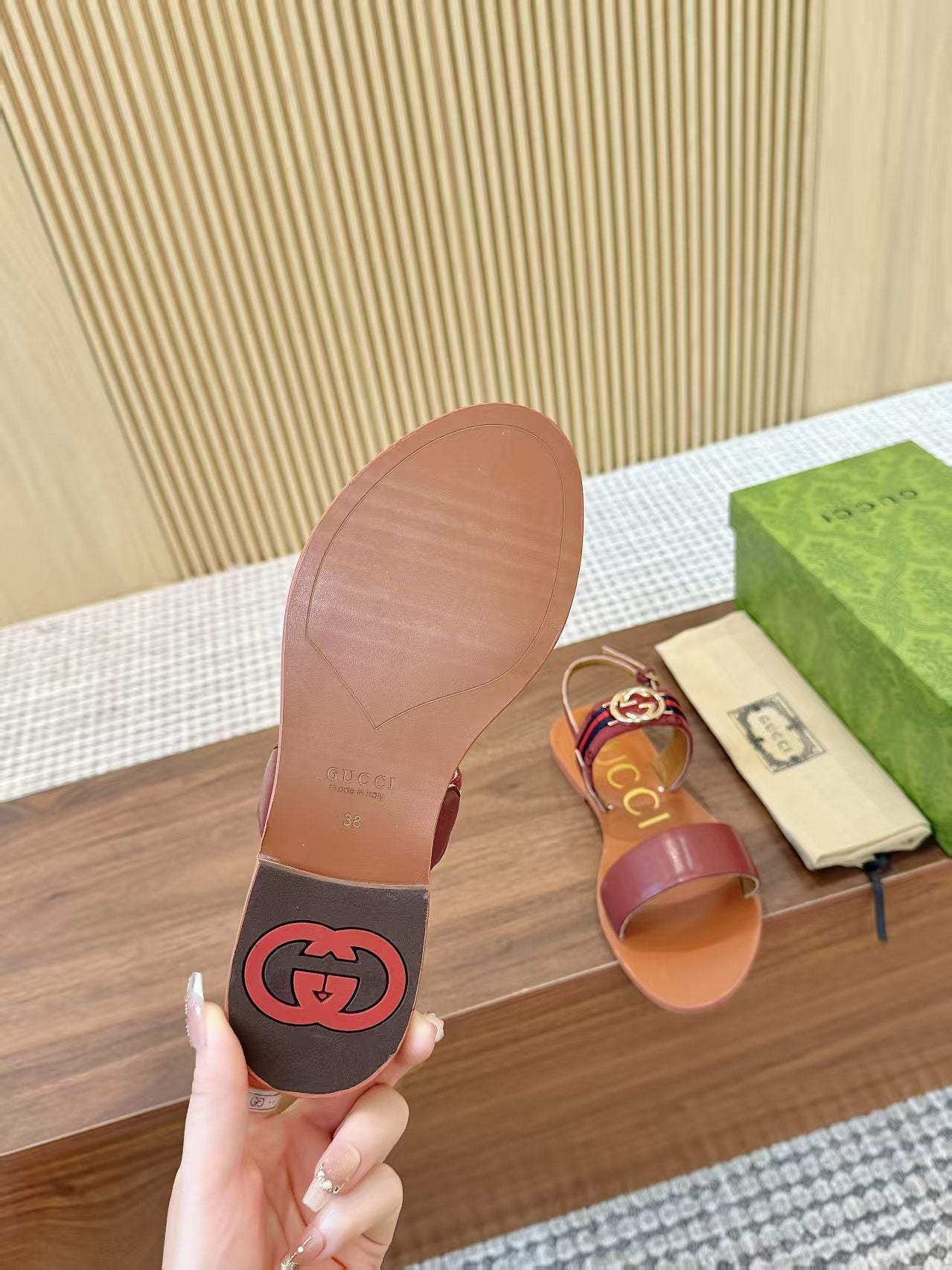 GUCCI 26S STRAP FLAT SANDALS IN BURGUNDY RED CALFSKIN GOLD HARDWARE