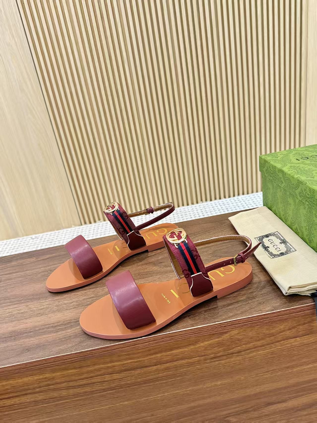 GUCCI 26S STRAP FLAT SANDALS IN BURGUNDY RED CALFSKIN GOLD HARDWARE