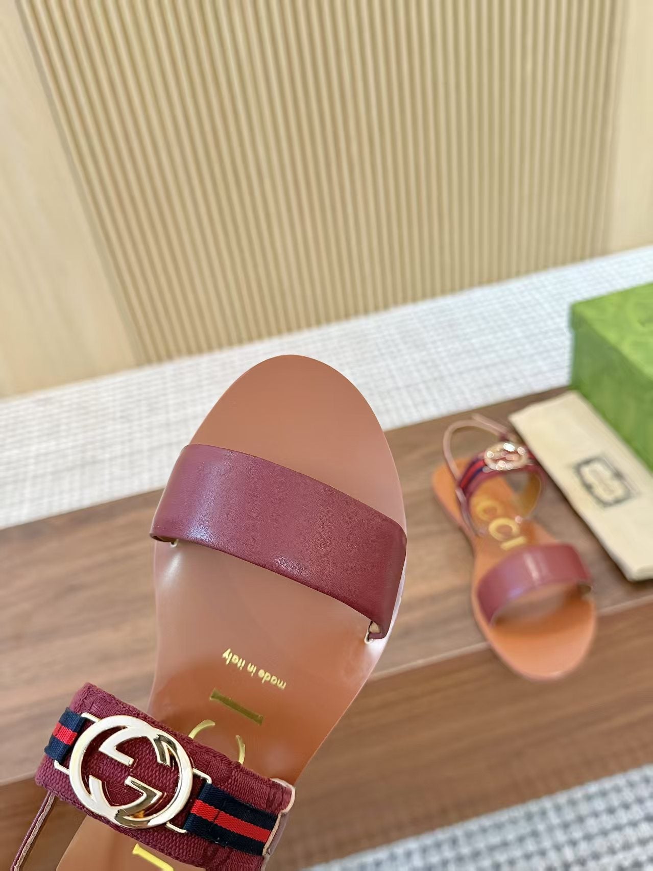 GUCCI 26S STRAP FLAT SANDALS IN BURGUNDY RED CALFSKIN GOLD HARDWARE