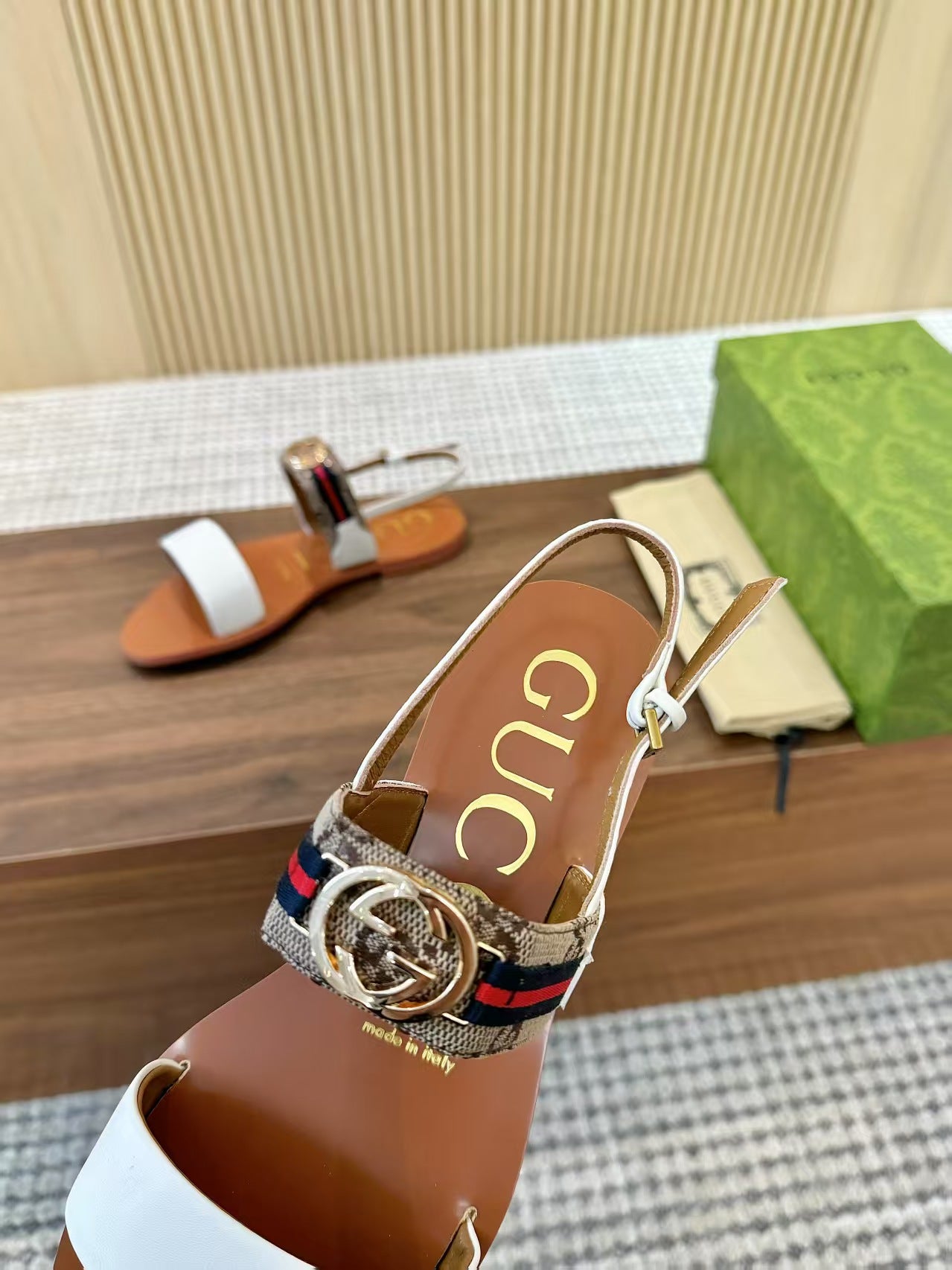 GUCCI 26S STRAP FLAT SANDALS IN WHITE CALFSKIN GOLD HARDWARE