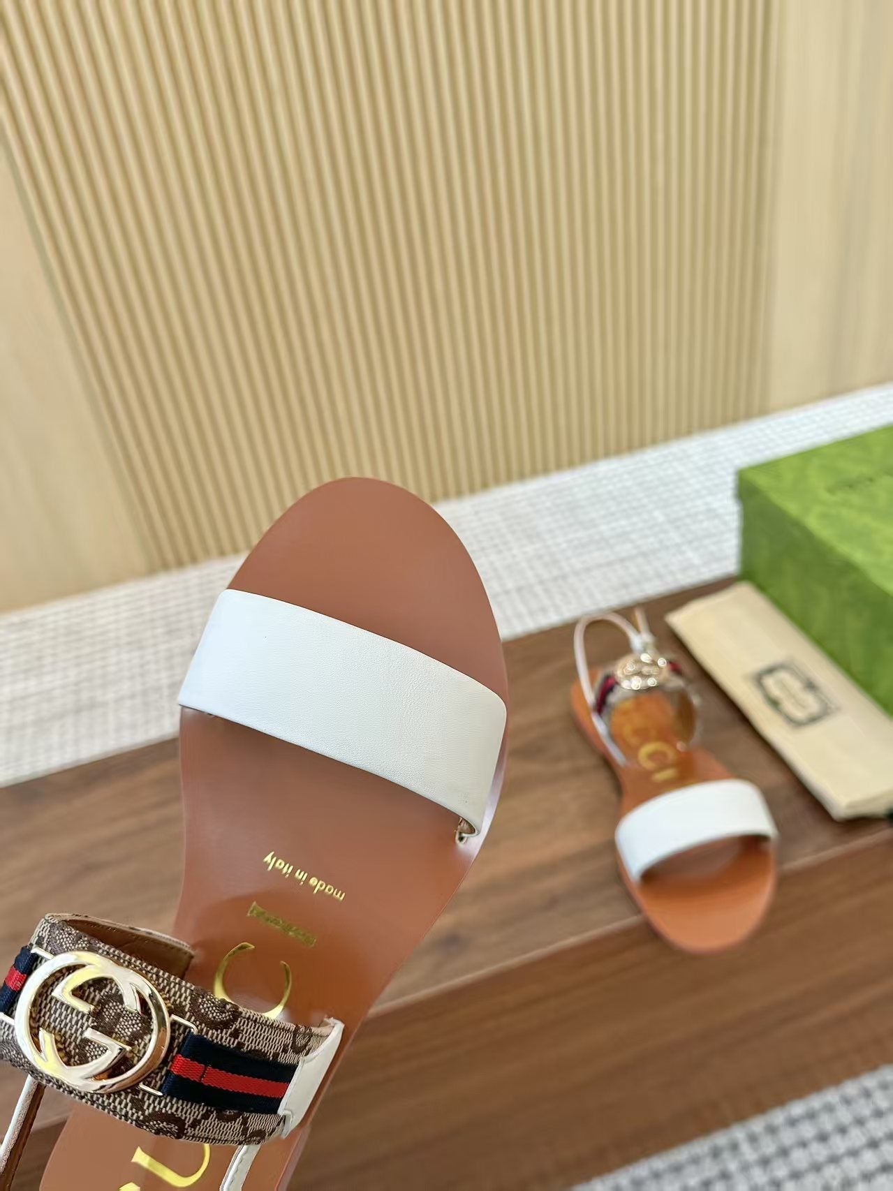 GUCCI 26S STRAP FLAT SANDALS IN WHITE CALFSKIN GOLD HARDWARE