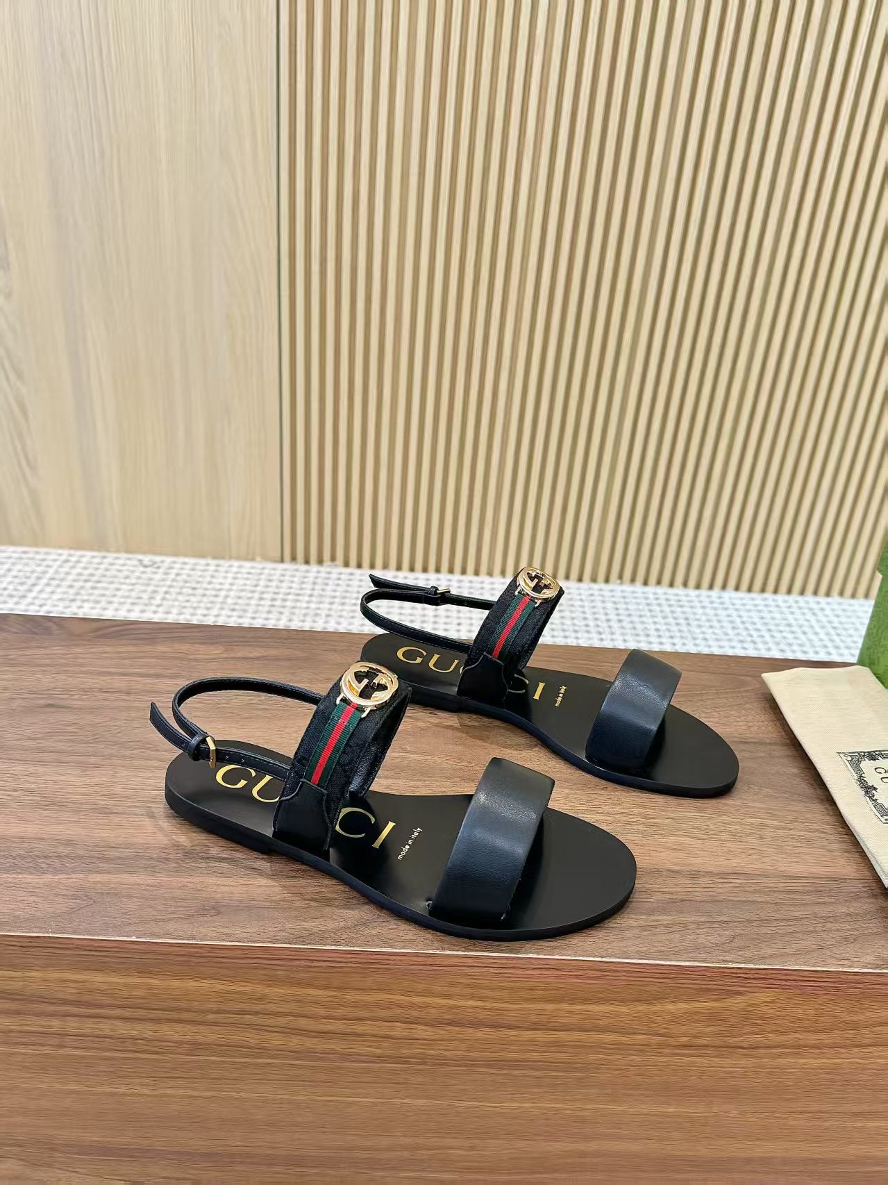 GUCCI 26S STRAP FLAT SANDALS IN BLACK CALFSKIN GOLD HARDWARE