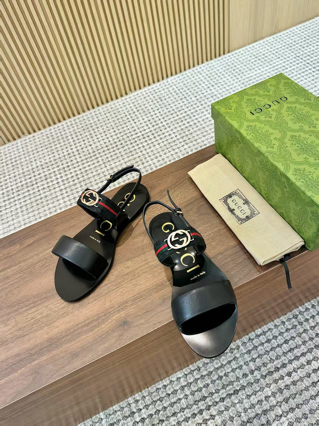 GUCCI 26S STRAP FLAT SANDALS IN BLACK CALFSKIN GOLD HARDWARE