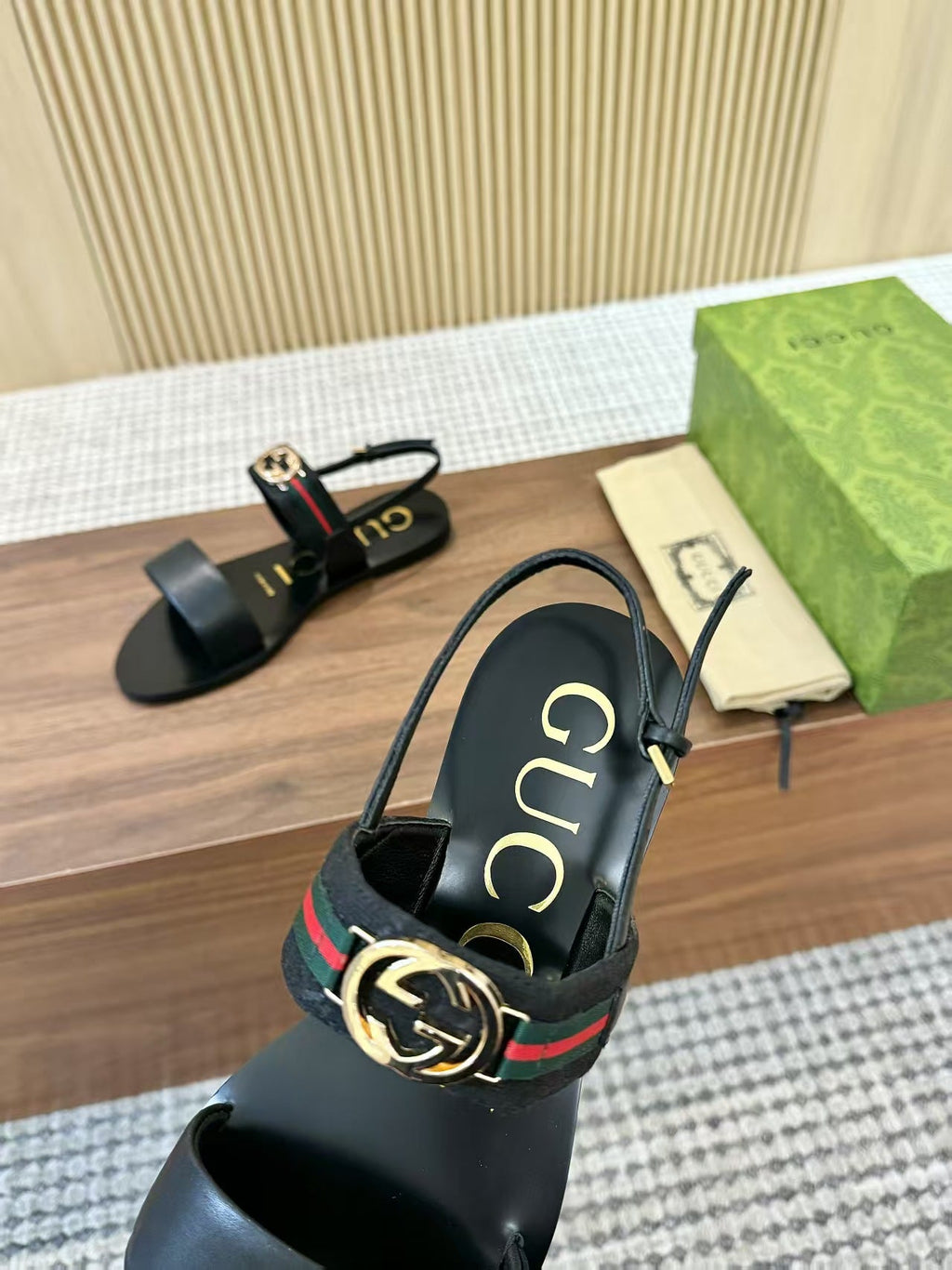 GUCCI 26S STRAP FLAT SANDALS IN BLACK CALFSKIN GOLD HARDWARE