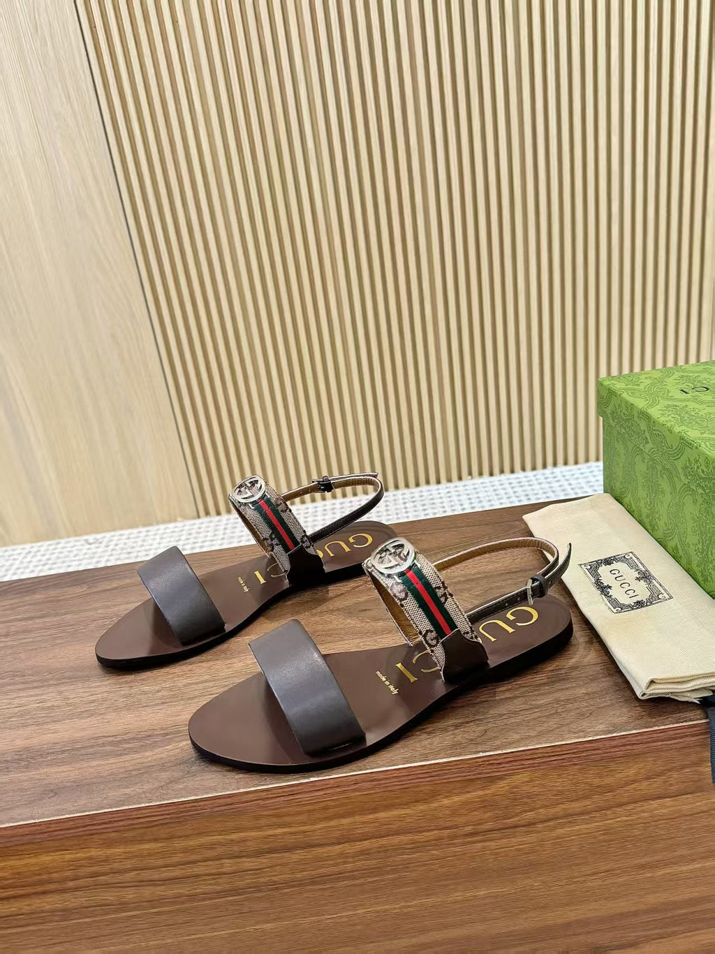 GUCCI 26S STRAP FLAT SANDALS IN DARK BROWN CALFSKIN GOLD HARDWARE