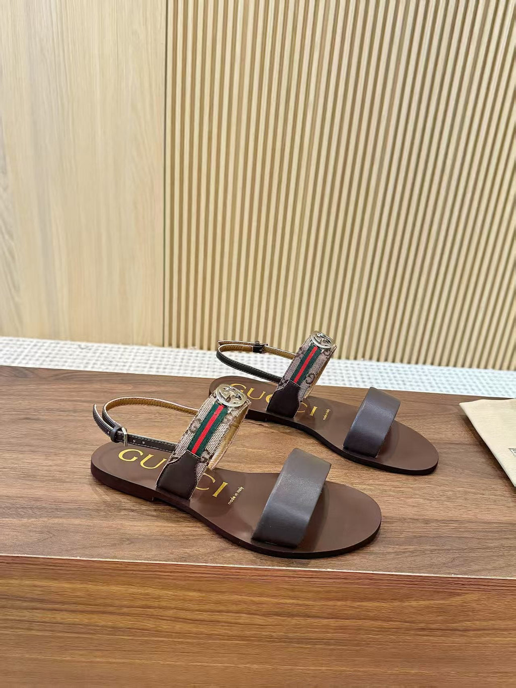GUCCI 26S STRAP FLAT SANDALS IN DARK BROWN CALFSKIN GOLD HARDWARE