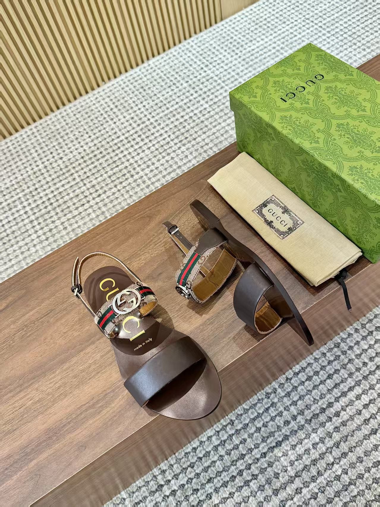 GUCCI 26S STRAP FLAT SANDALS IN DARK BROWN CALFSKIN GOLD HARDWARE