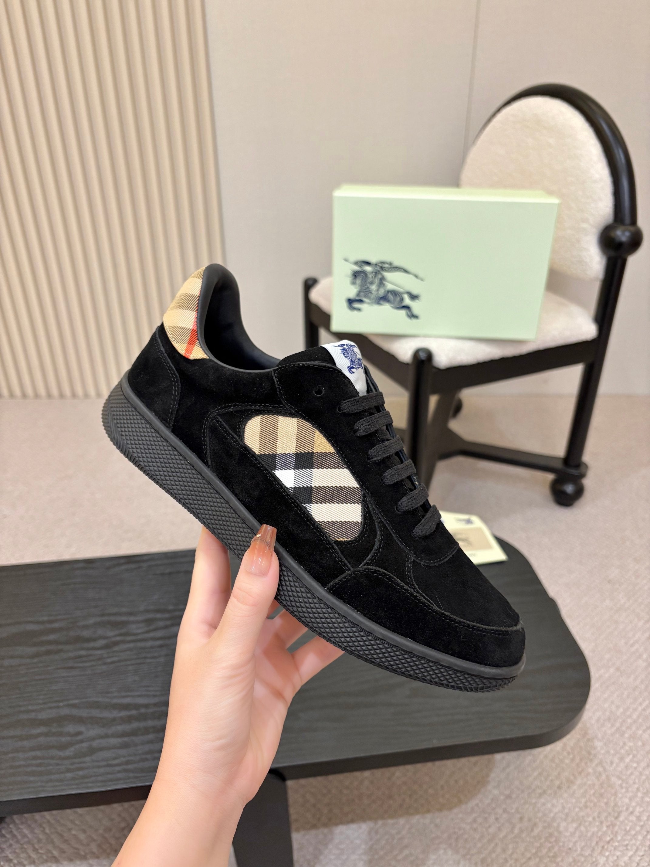 BURBERRY 26S SNEAKERS IN BLACK SUEDE