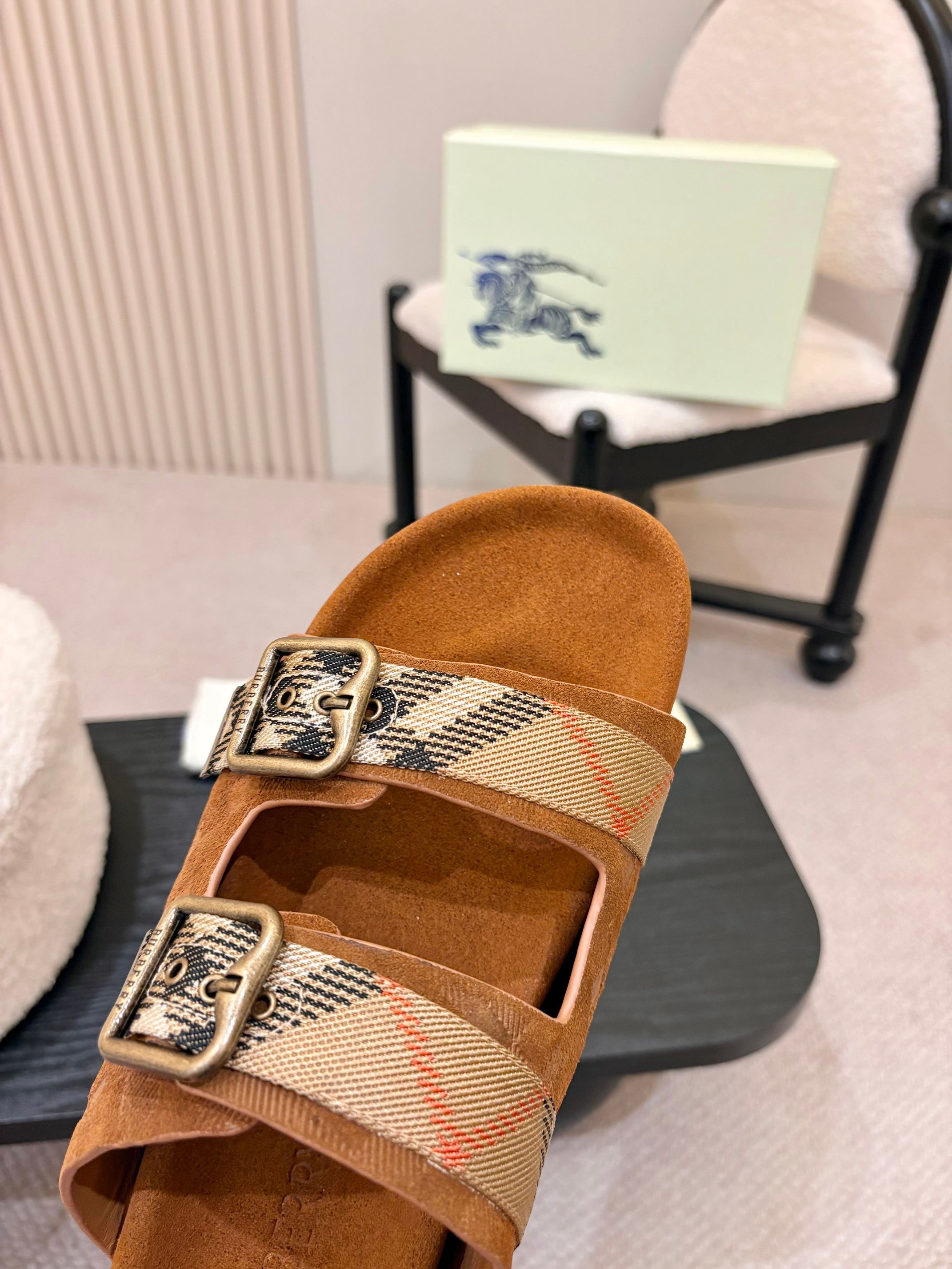 BURBERRY 26S DOUBLE BUCKLE SANDALS IN ORANGE BROWN SUEDE