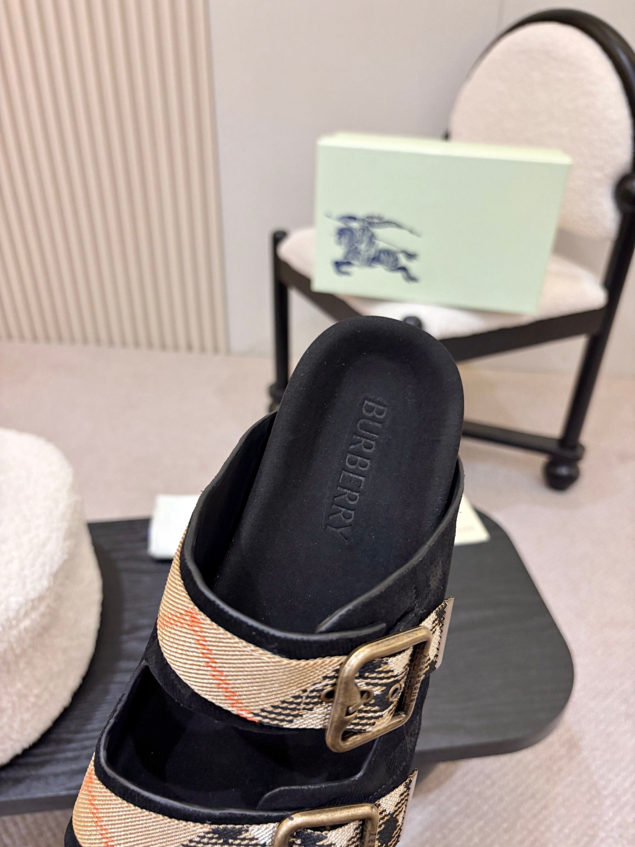 BURBERRY 26S DOUBLE BUCKLE SANDALS IN BLACK SUEDE