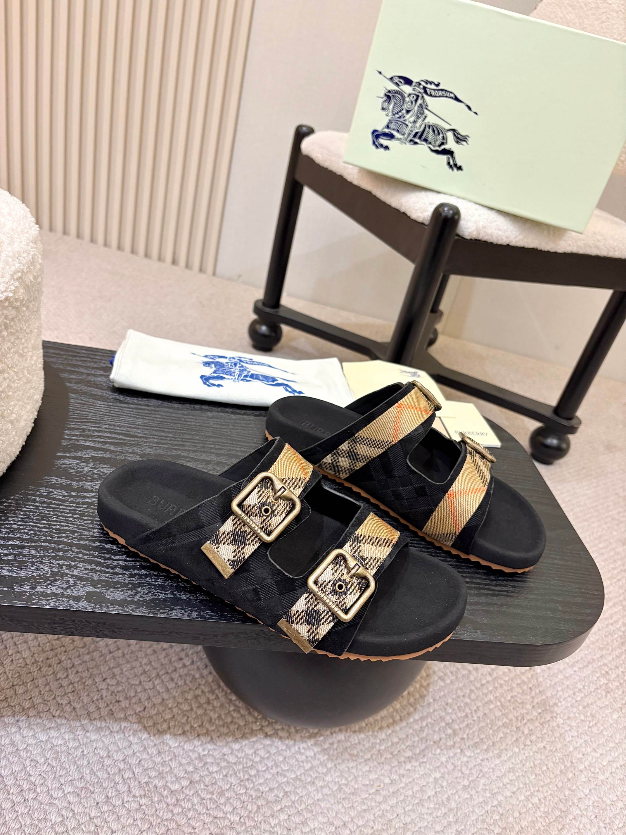 BURBERRY 26S DOUBLE BUCKLE SANDALS IN BLACK SUEDE