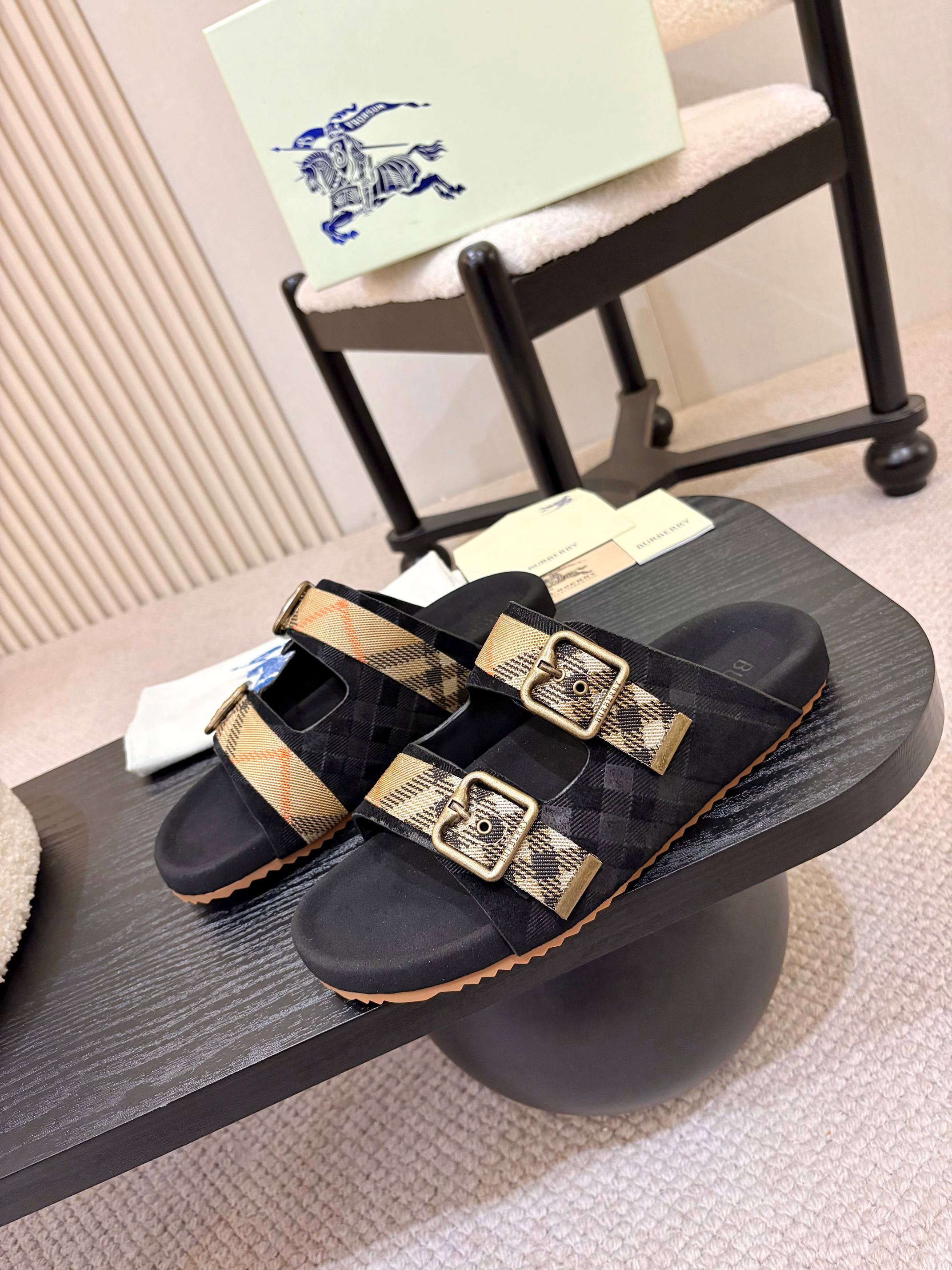 BURBERRY 26S DOUBLE BUCKLE SANDALS IN BLACK SUEDE