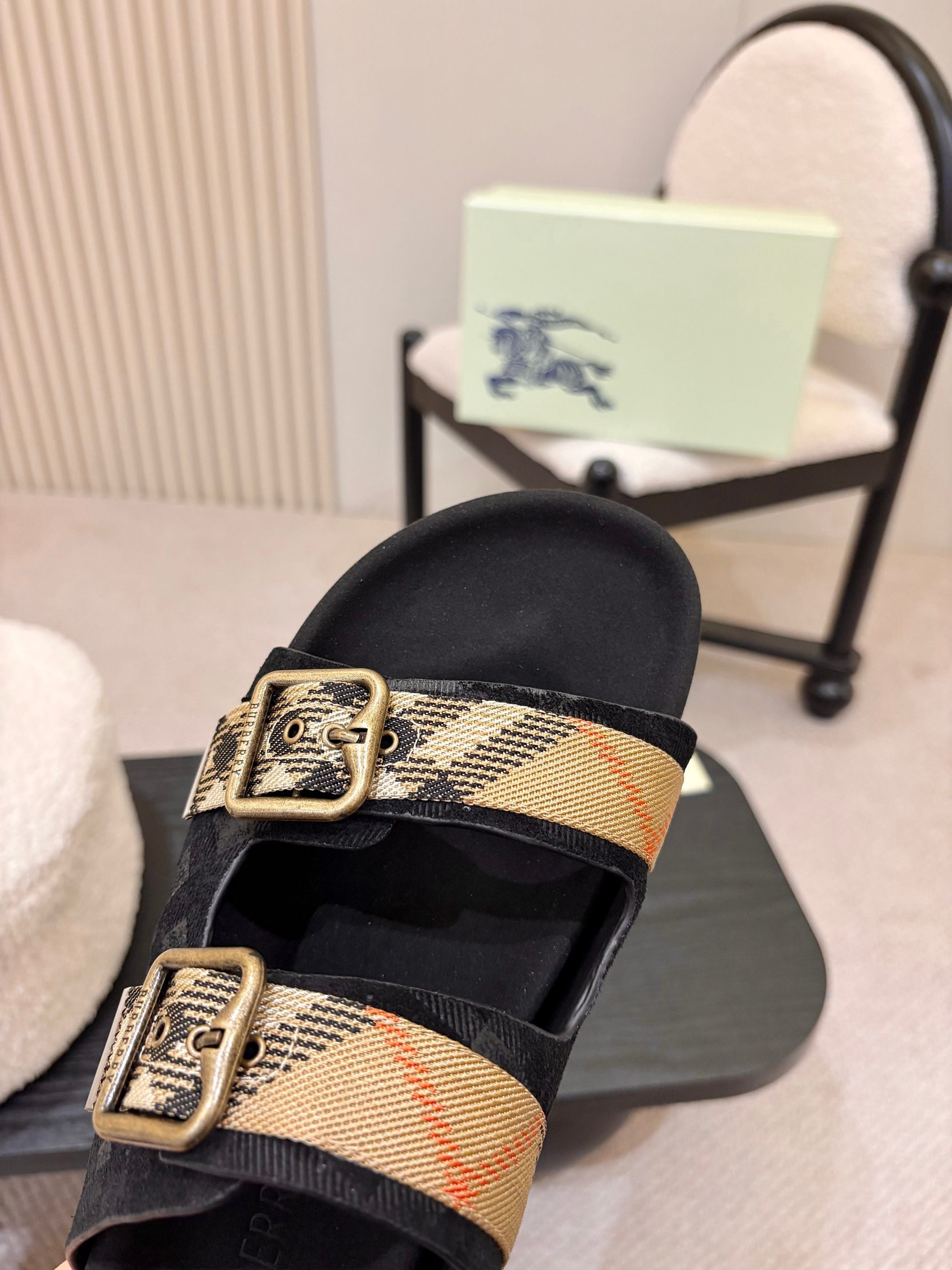 BURBERRY 26S DOUBLE BUCKLE SANDALS IN BLACK SUEDE