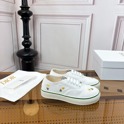 DIOR 26S LOW TOP SNEAKERS IN WHITE CANVAS WITH DAISY EMBROIDERY