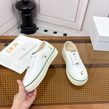 DIOR 26S LOW TOP SNEAKERS IN WHITE CANVAS WITH DAISY EMBROIDERY