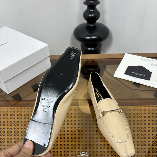 YSL 26S SQUARE-TOE LOAFERS IN BEIGE CREAM GLOSSY CALFSKIN WITH METAL BAR