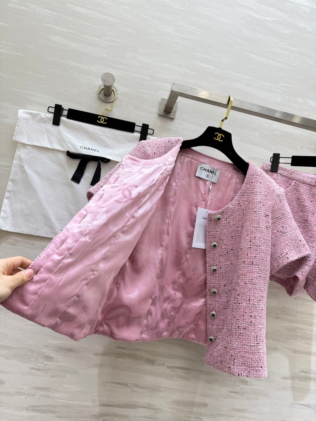 CHANEL 26S SHORT-SLEEVE WOOL TOP AND SHORTS SET 929