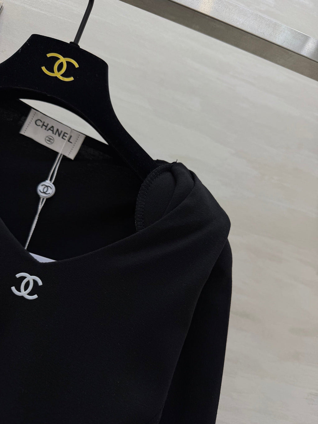 CHANEL 26S V-NECK SWEATSHIRT 973