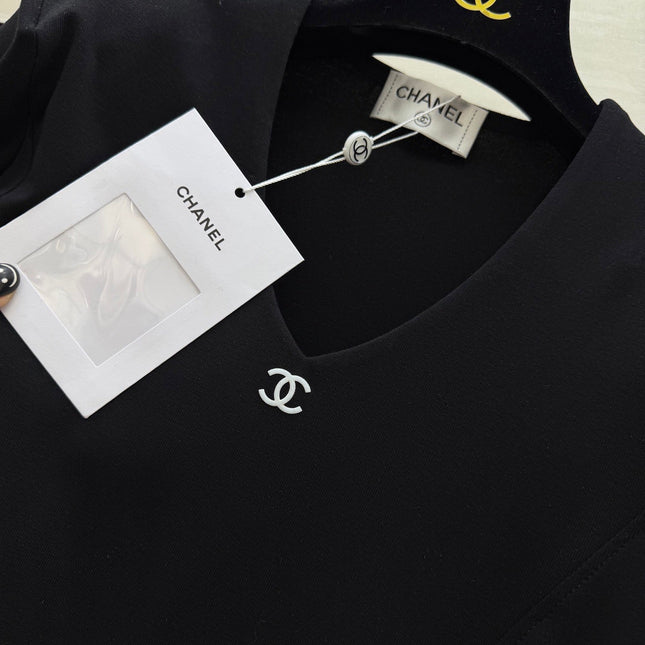CHANEL 26S V-NECK SWEATSHIRT 973