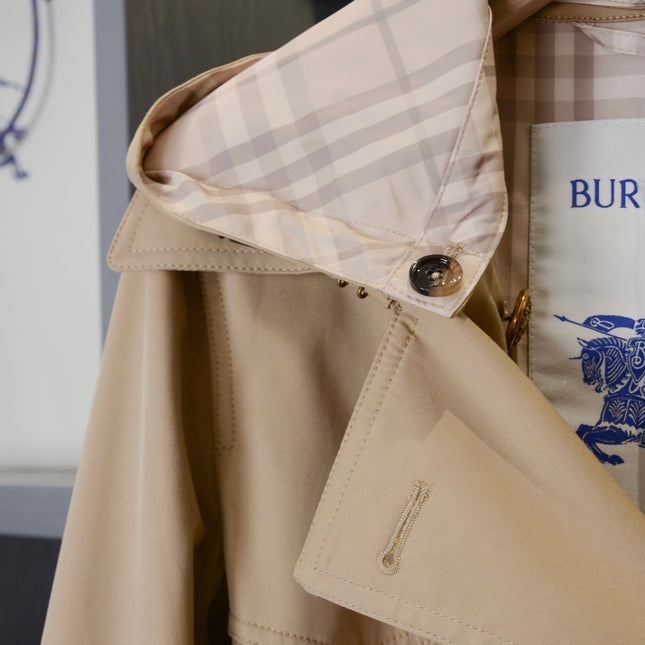 BURBERRY 26S HOODED BELTED TRENCH JACKET 516