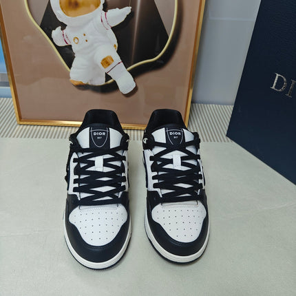 DIOR 26S LOW-TOP SNEAKER IN WHITE AND BLACK CALFSKIN STYLE 02