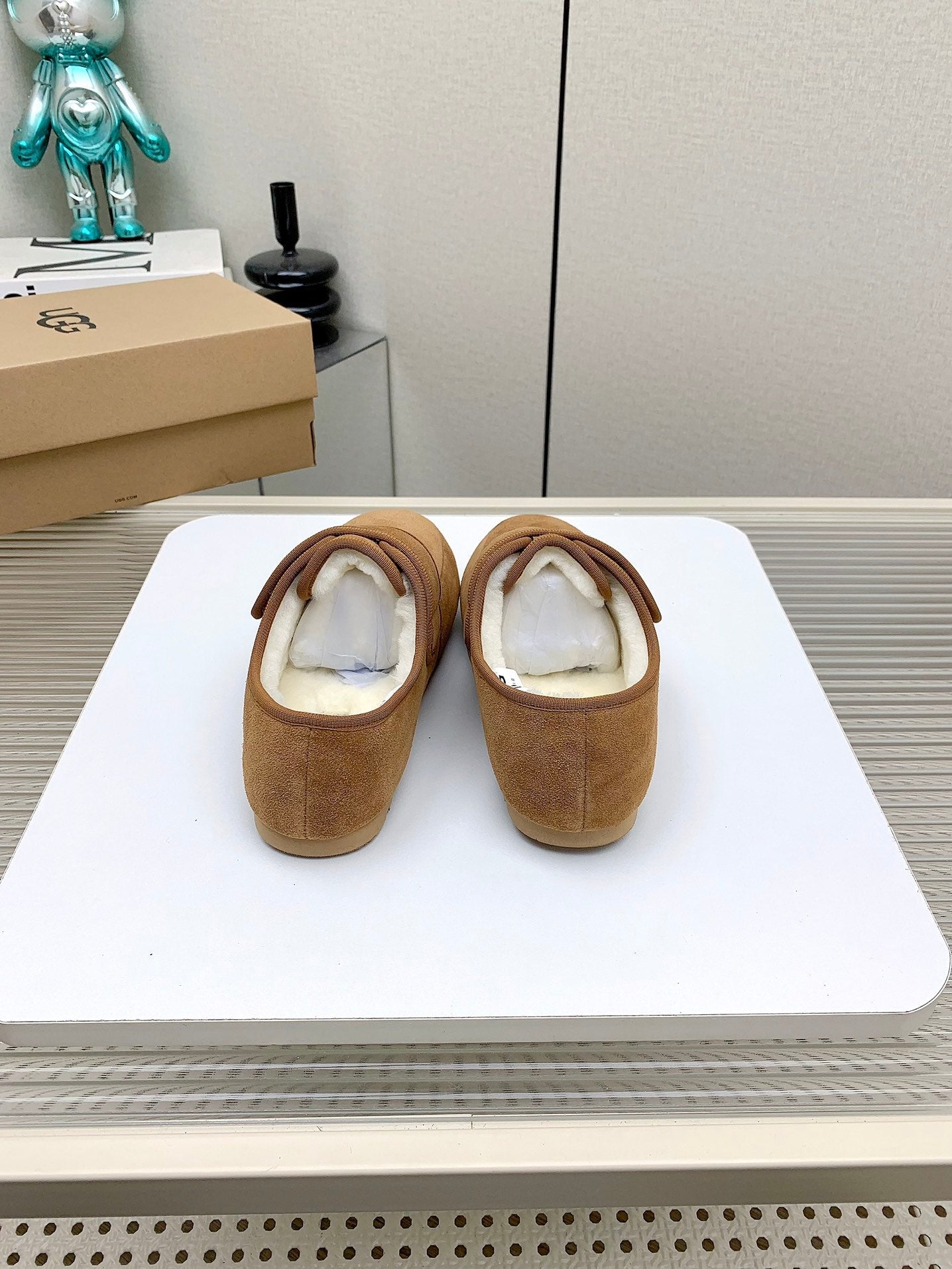 TELFAR SLIPPER IN CIDER BROWN SUEDE AND SHEARLING LINING