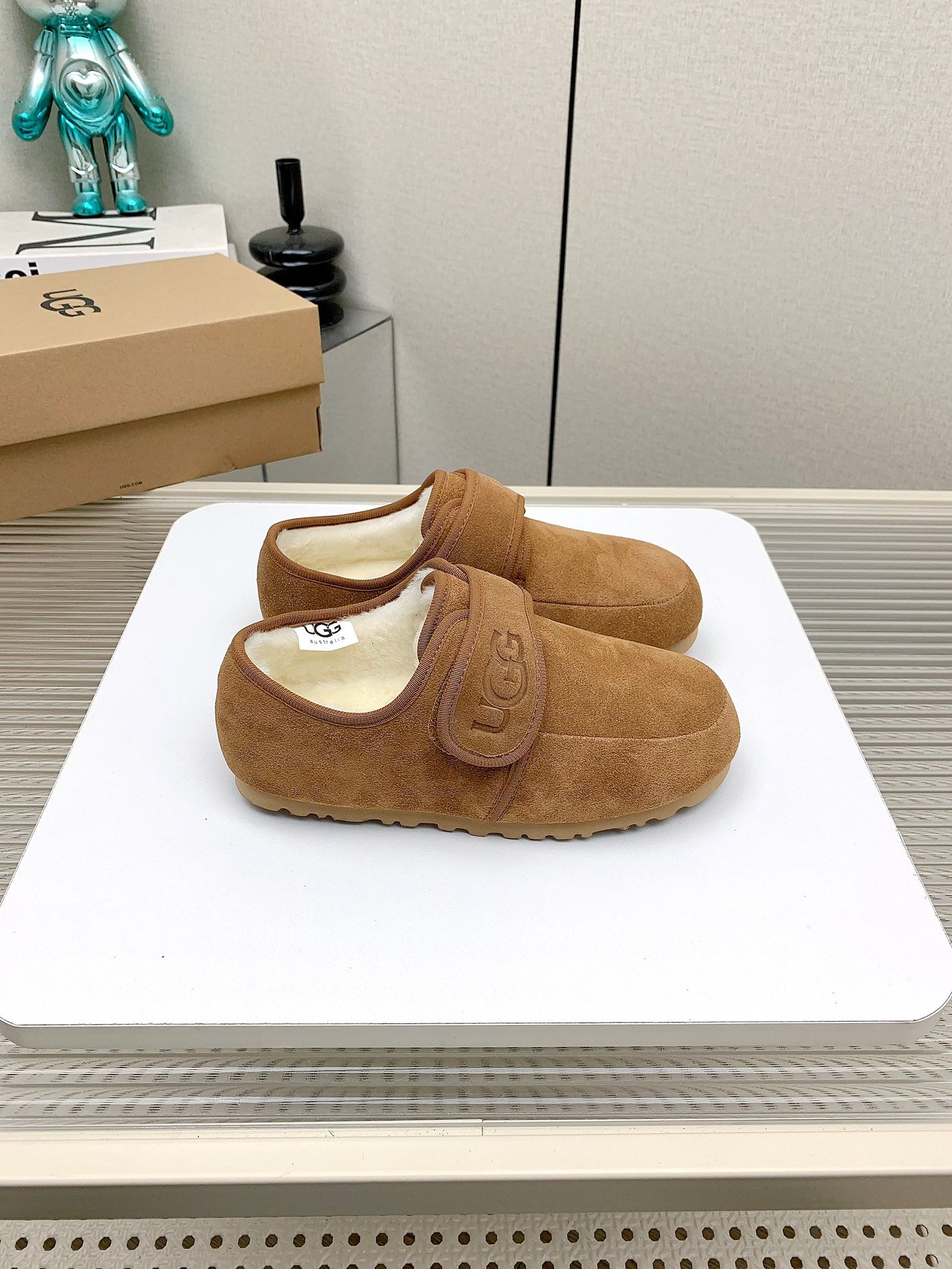 TELFAR SLIPPER IN CIDER BROWN SUEDE AND SHEARLING LINING