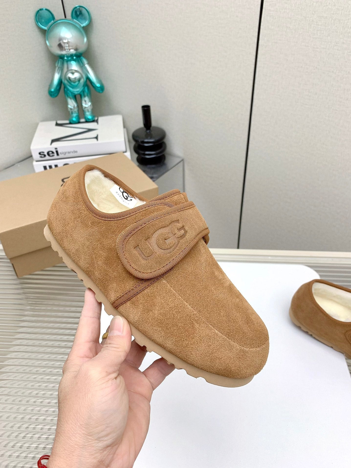 TELFAR SLIPPER IN CIDER BROWN SUEDE AND SHEARLING LINING