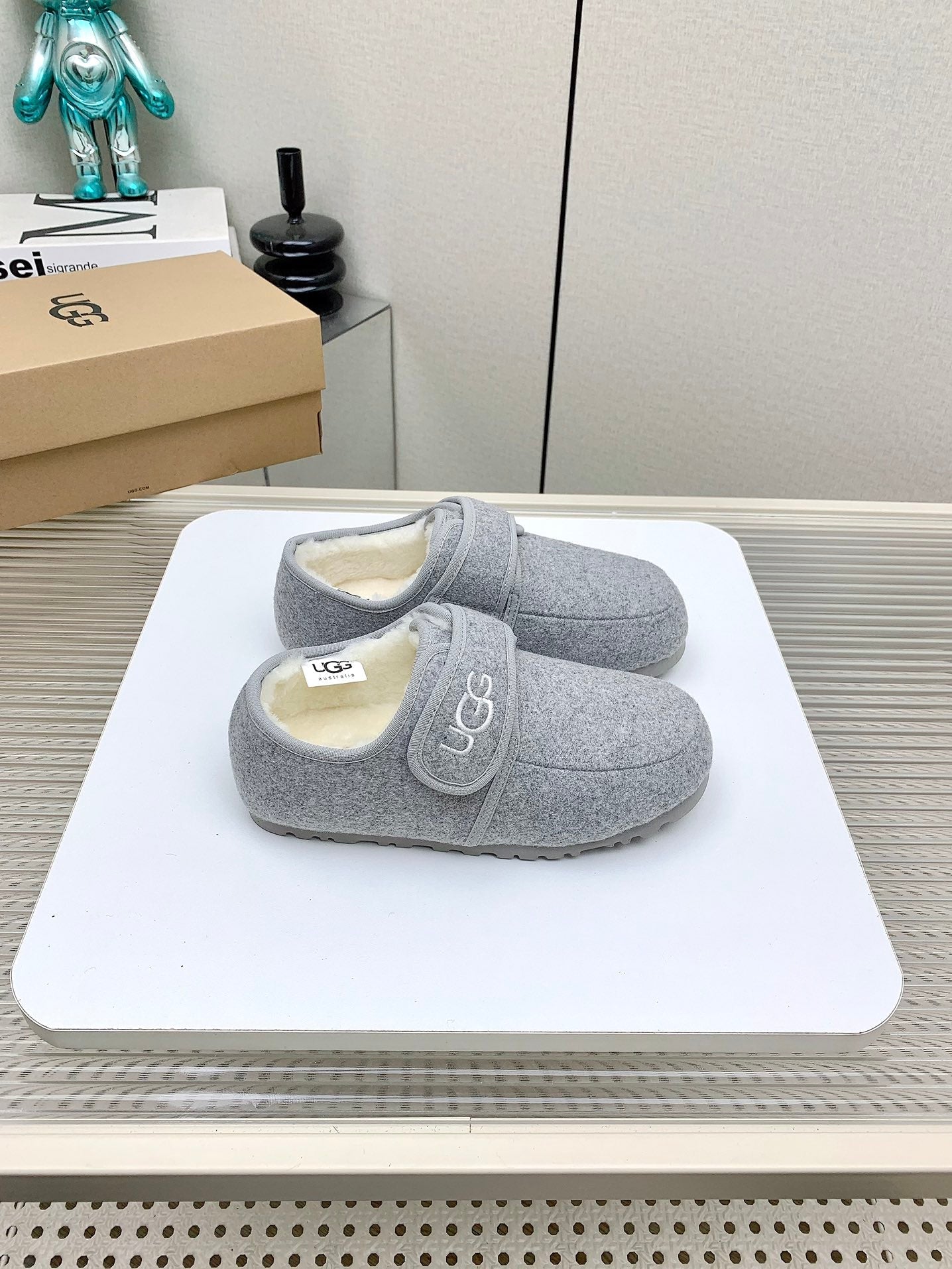 TELFAR SLIPPER IN ASH GRAY SUEDE AND SHEARLING LINING