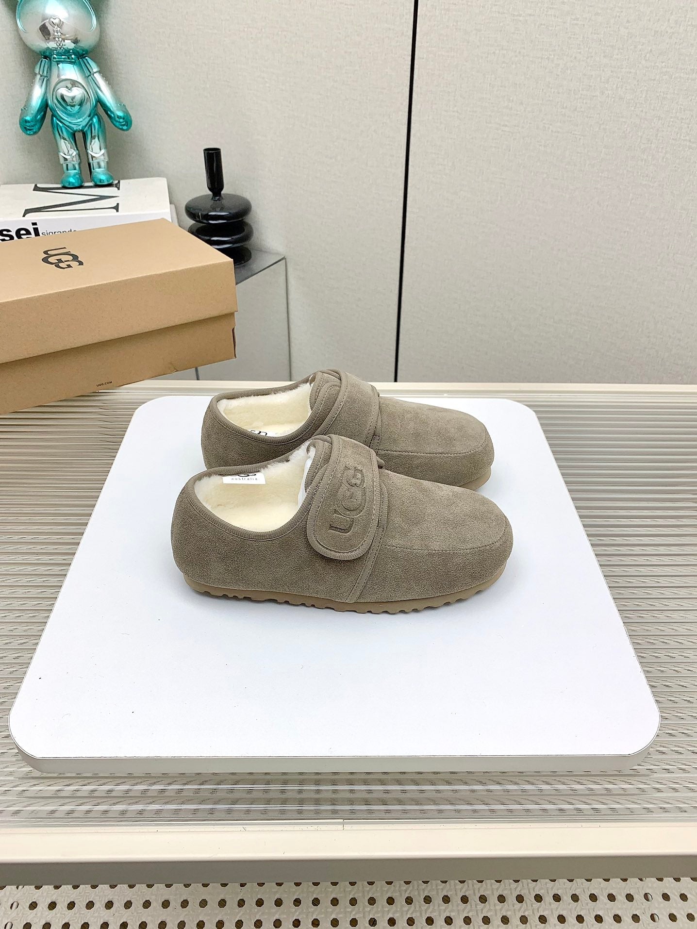 TELFAR SLIPPER IN KHAKI BROWN SUEDE AND SHEARLING LINING