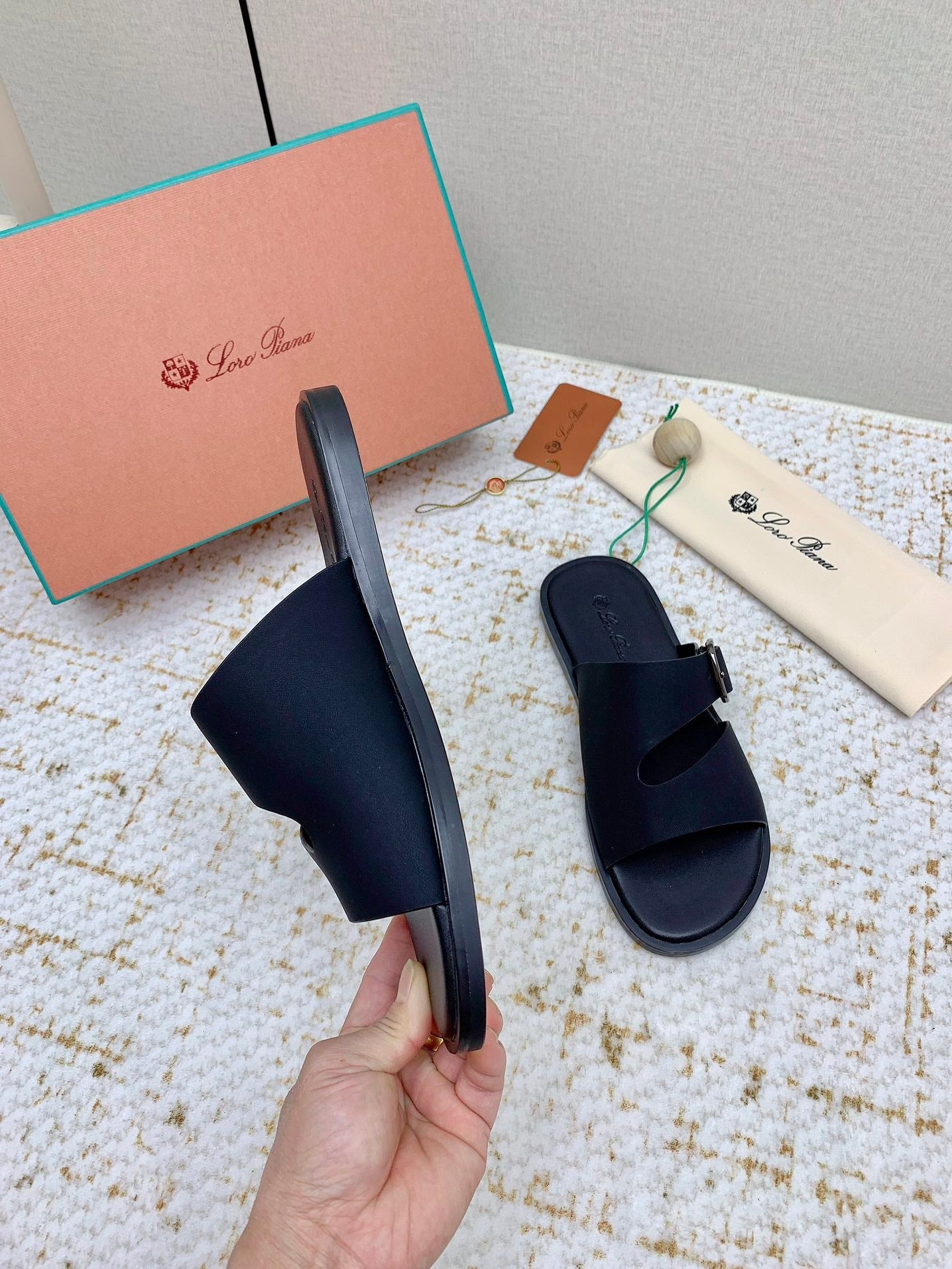 SANDALS IN BLACK CALFSKIN