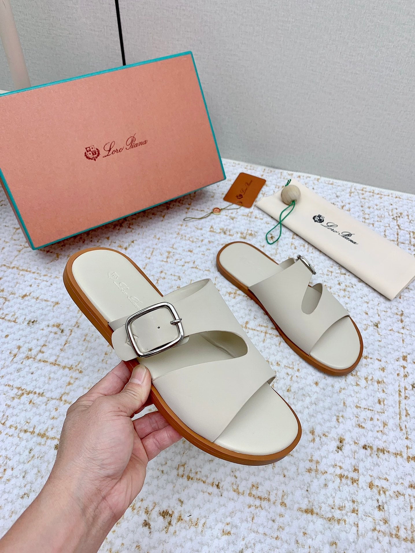 SANDALS IN CREAM WHITE CALFSKIN