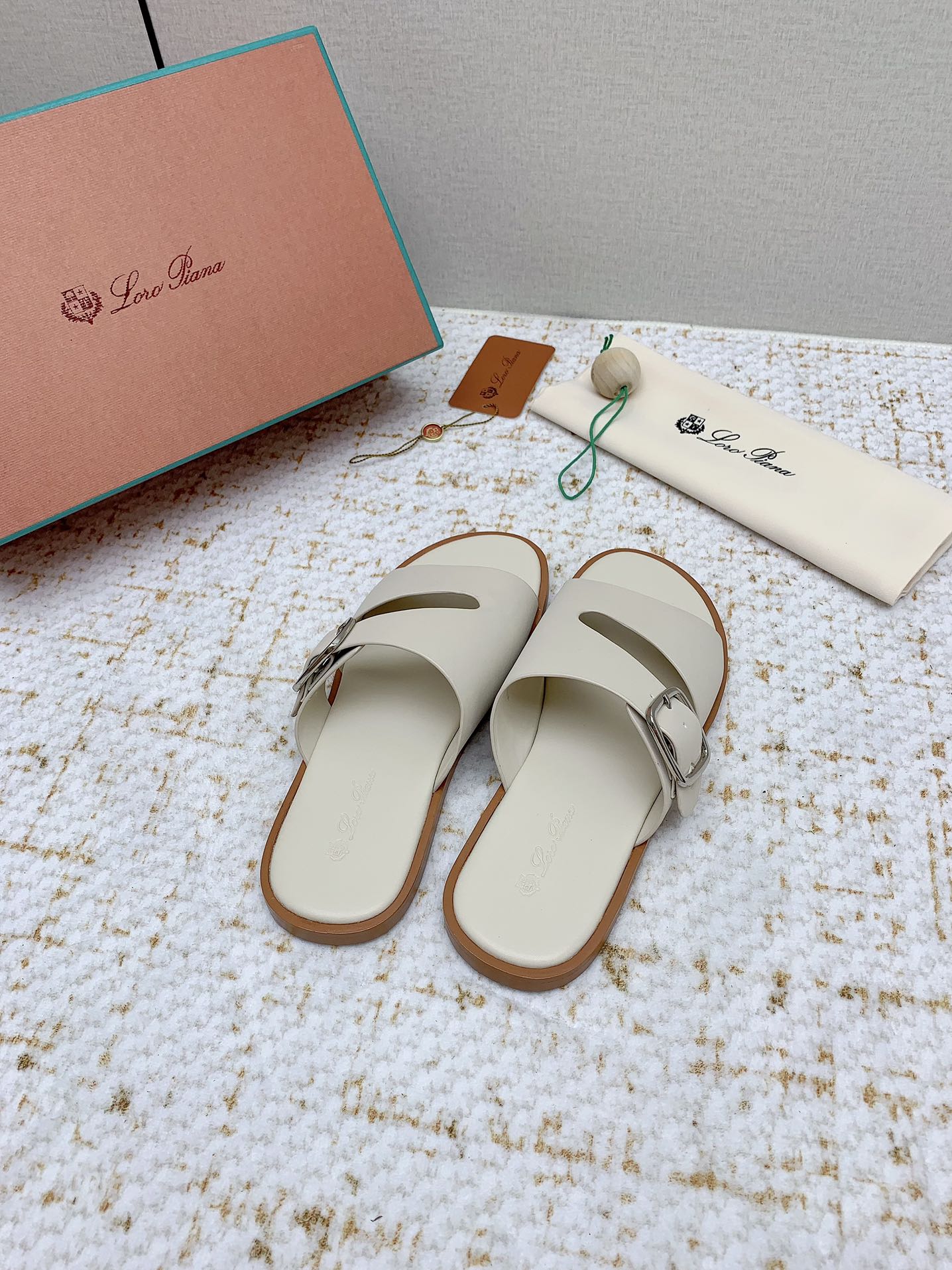 SANDALS IN CREAM WHITE CALFSKIN