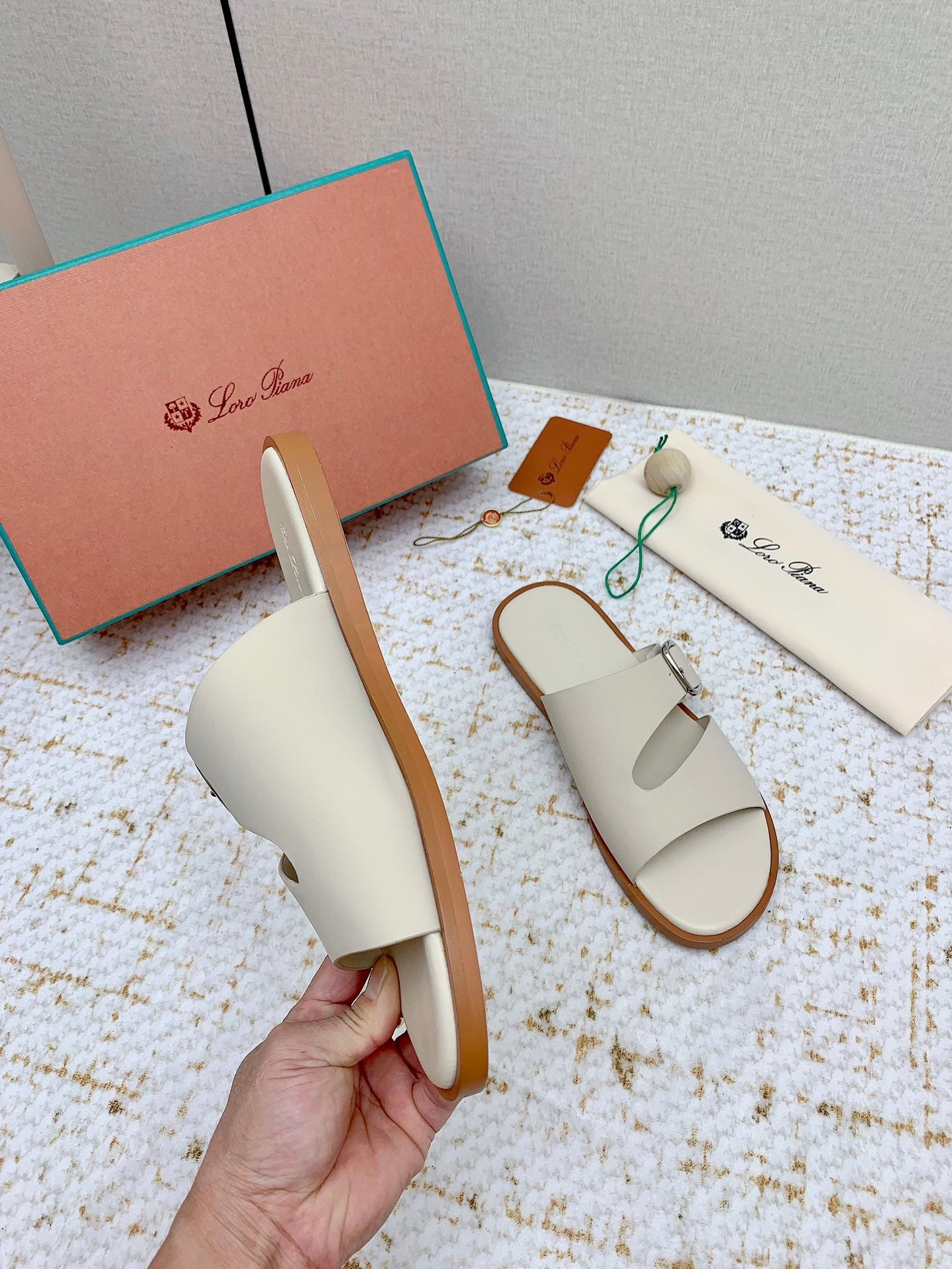 SANDALS IN CREAM WHITE CALFSKIN