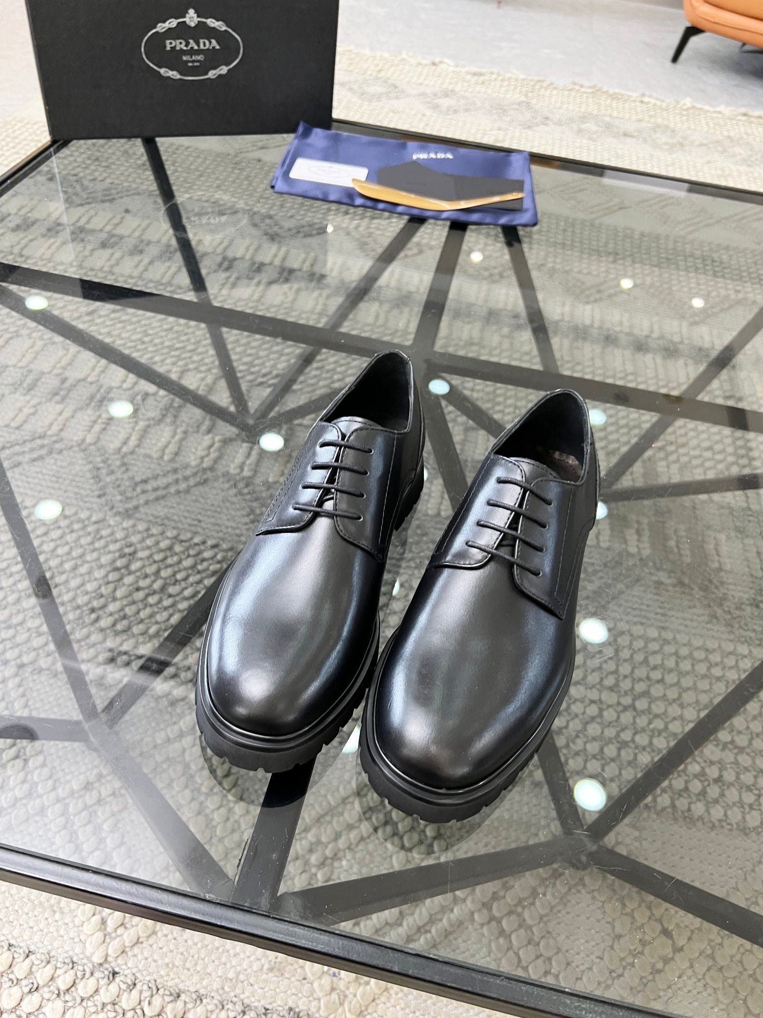 PRA LACE-UP SHOES IN BLACK CALFSKIN