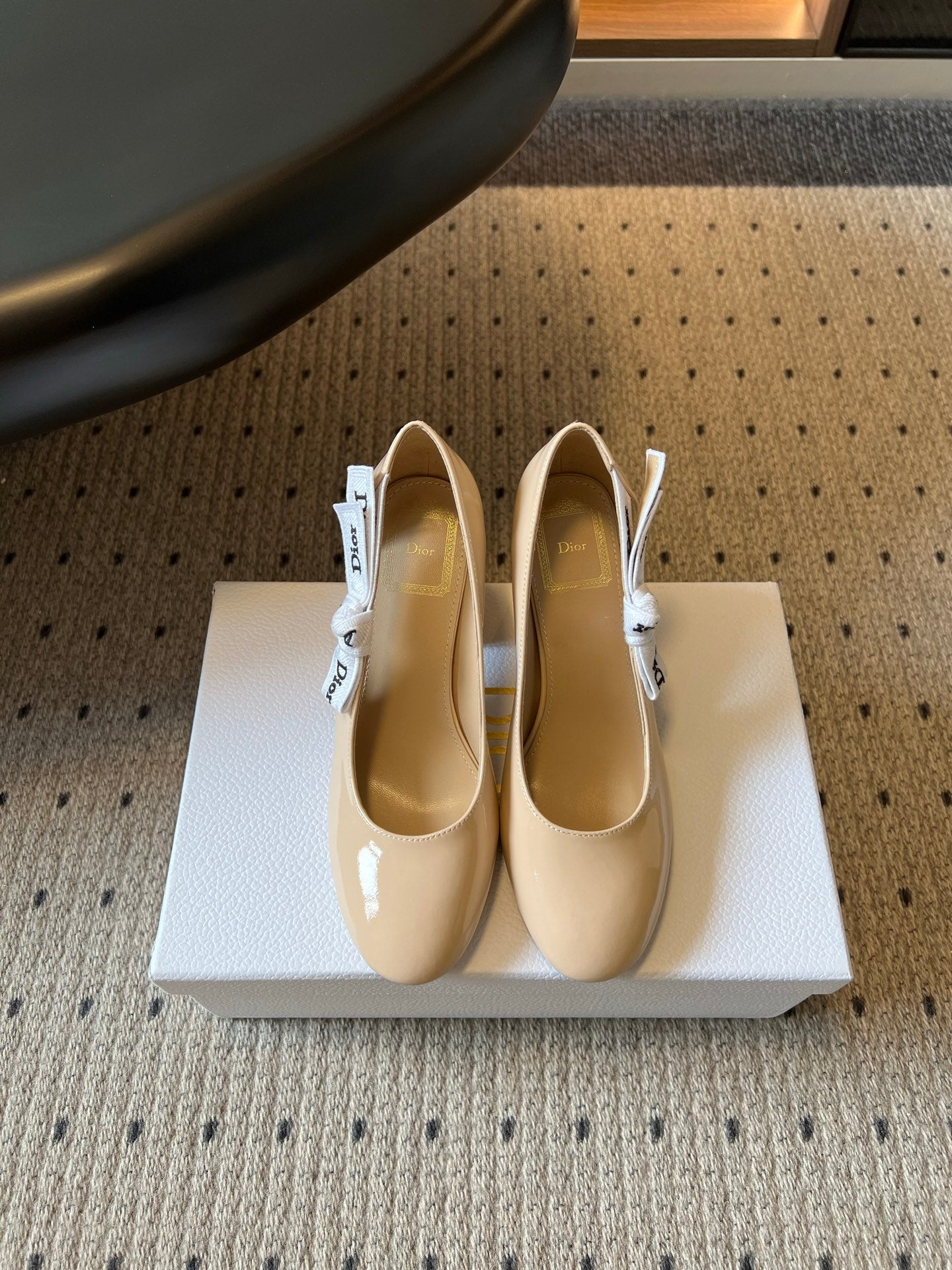 DIOR 26S HIGH HEELS 80 MM IN BEIGE PATENT CALFSKIN WITH RIBBON BOW