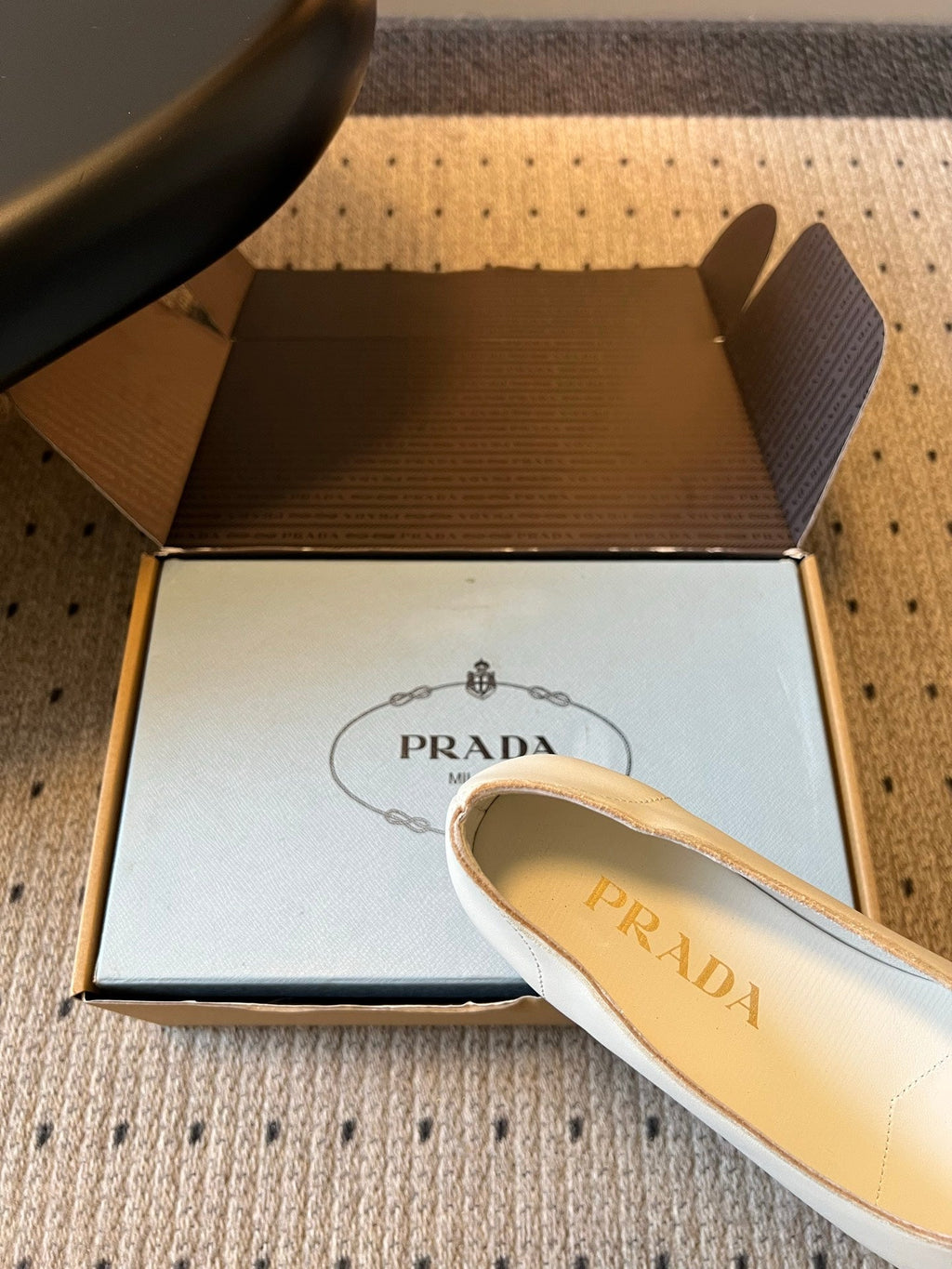 PRADA 26S POINTED TOE BOW FLATS IN IVORY WHITE CALFSKIN