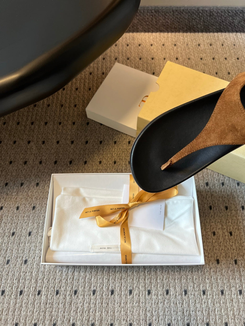THE ROW 26S THONG SANDALS IN CARAMEL BROWN SUEDE