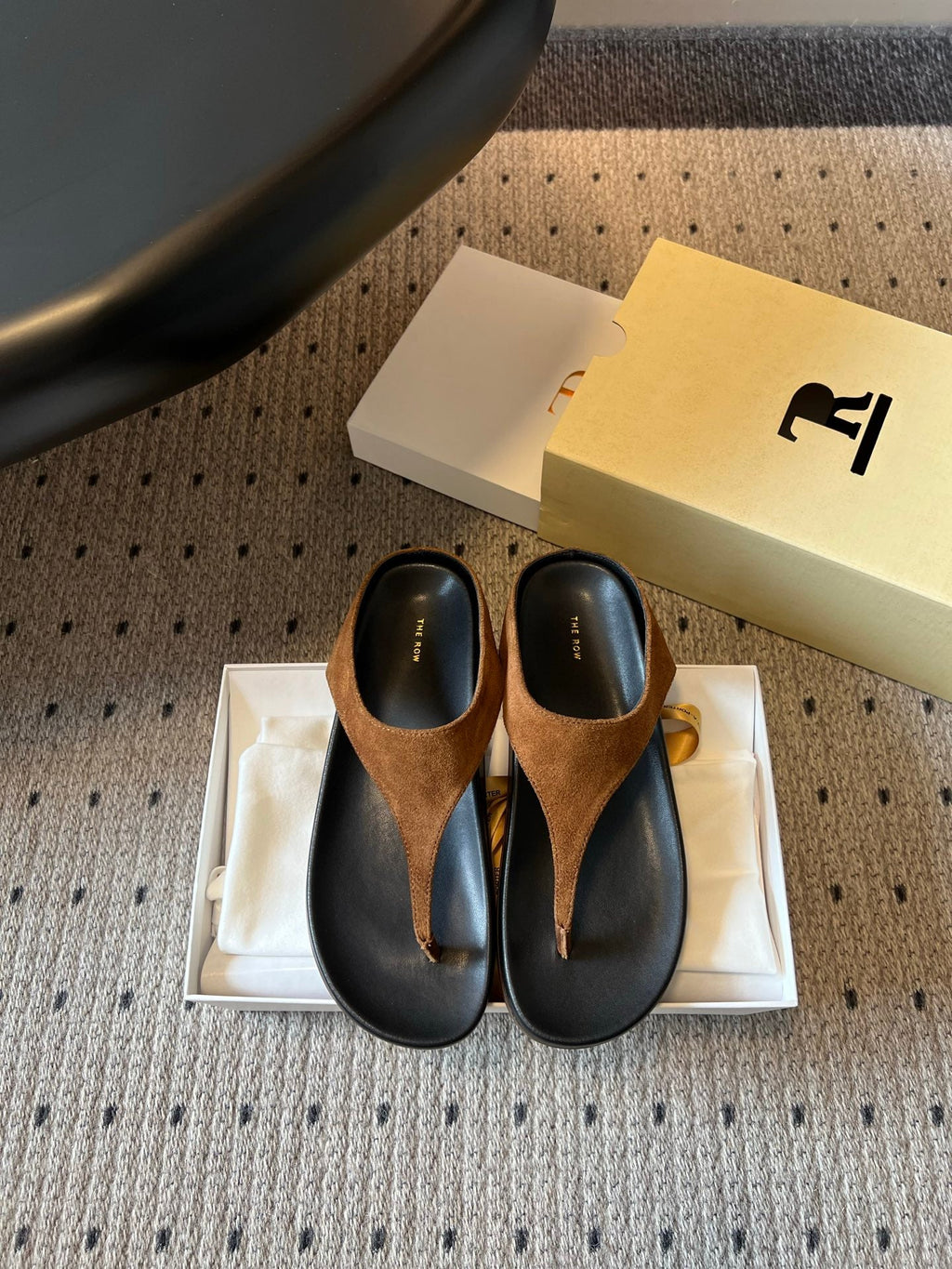 THE ROW 26S THONG SANDALS IN CARAMEL BROWN SUEDE