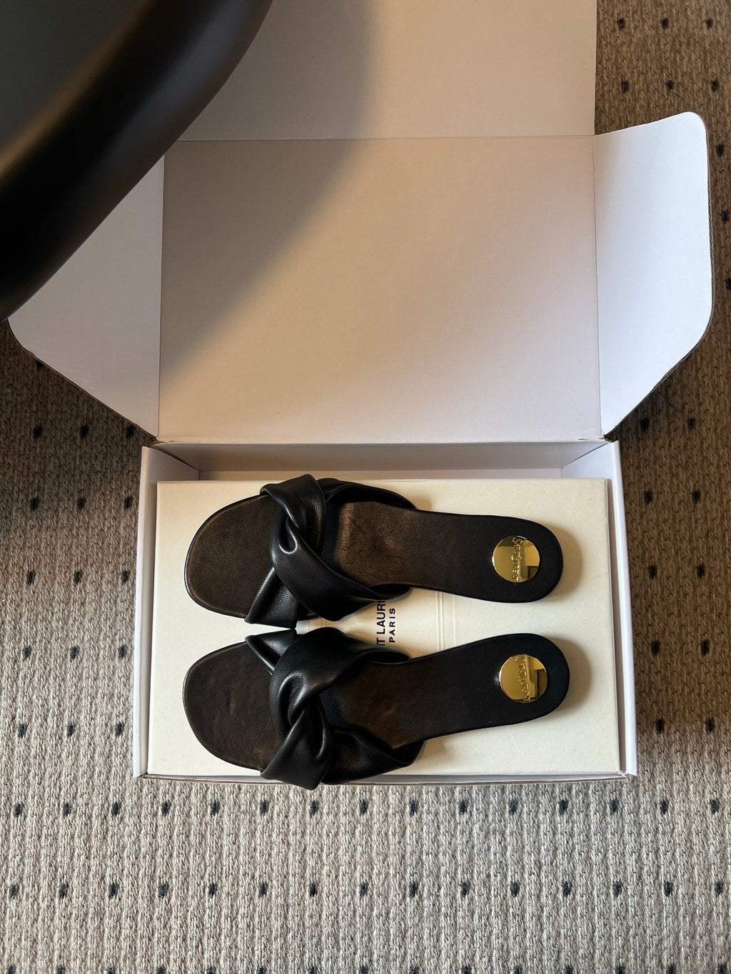 YSL 26S TWISTED-STRAP FLAT SANDALS IN BLACK LAMBSKIN